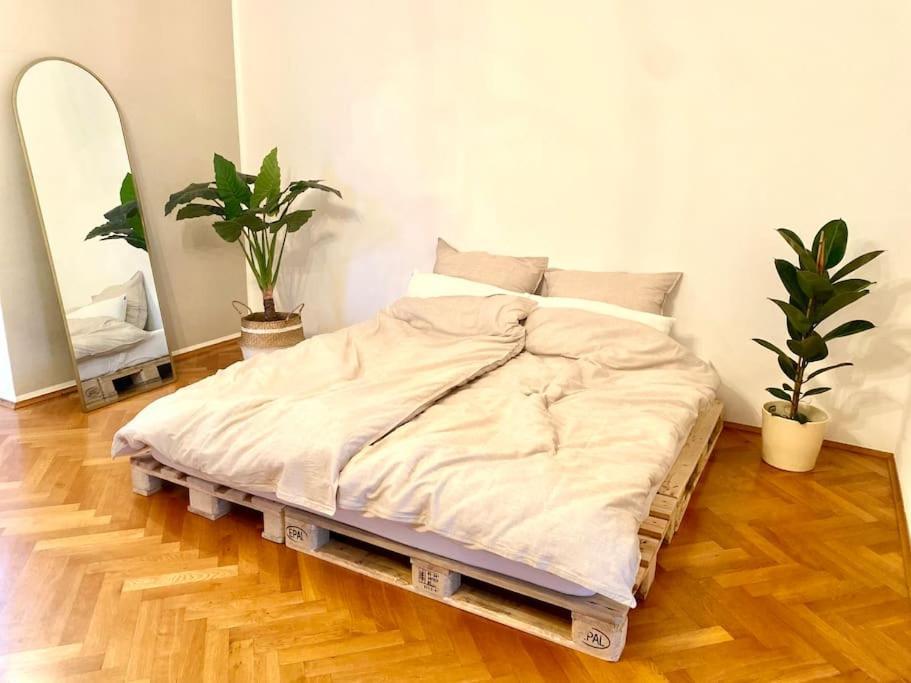 Wunderschoene Altbauwohnung Mit Balkon - 102 Qm *